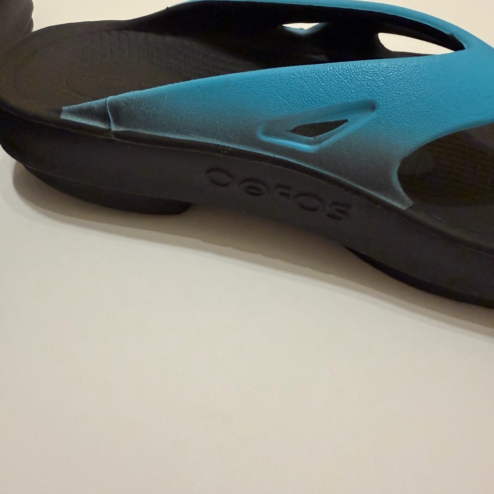 OOFOS blue and black sandal. - Picture 6 of 6